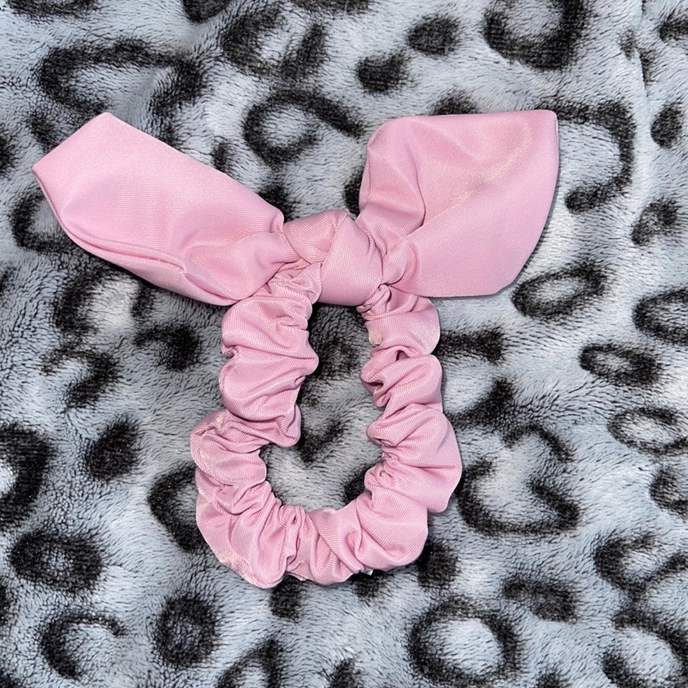 EUC SCL flamingo scrunchie